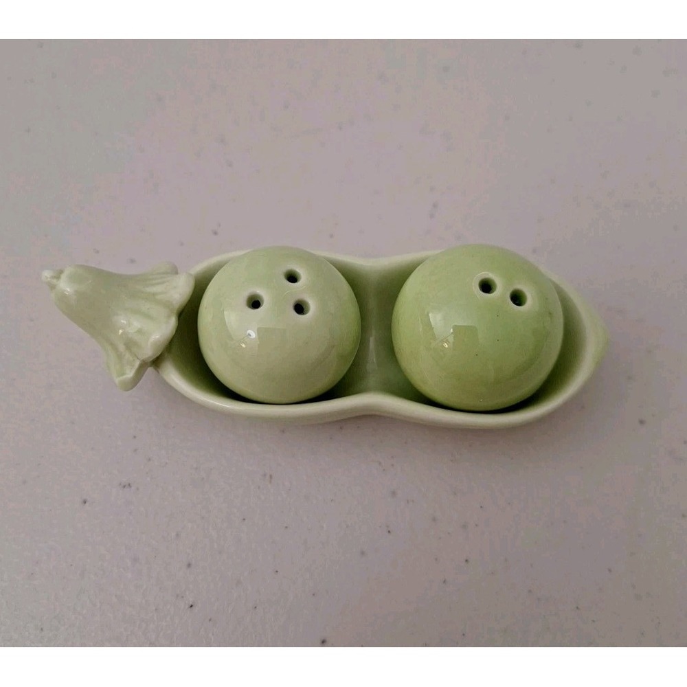 Vintage Peas In A Pod Salt and Pepper Shakers 4.5" x 1.5", 2 Peas 1" Diameter